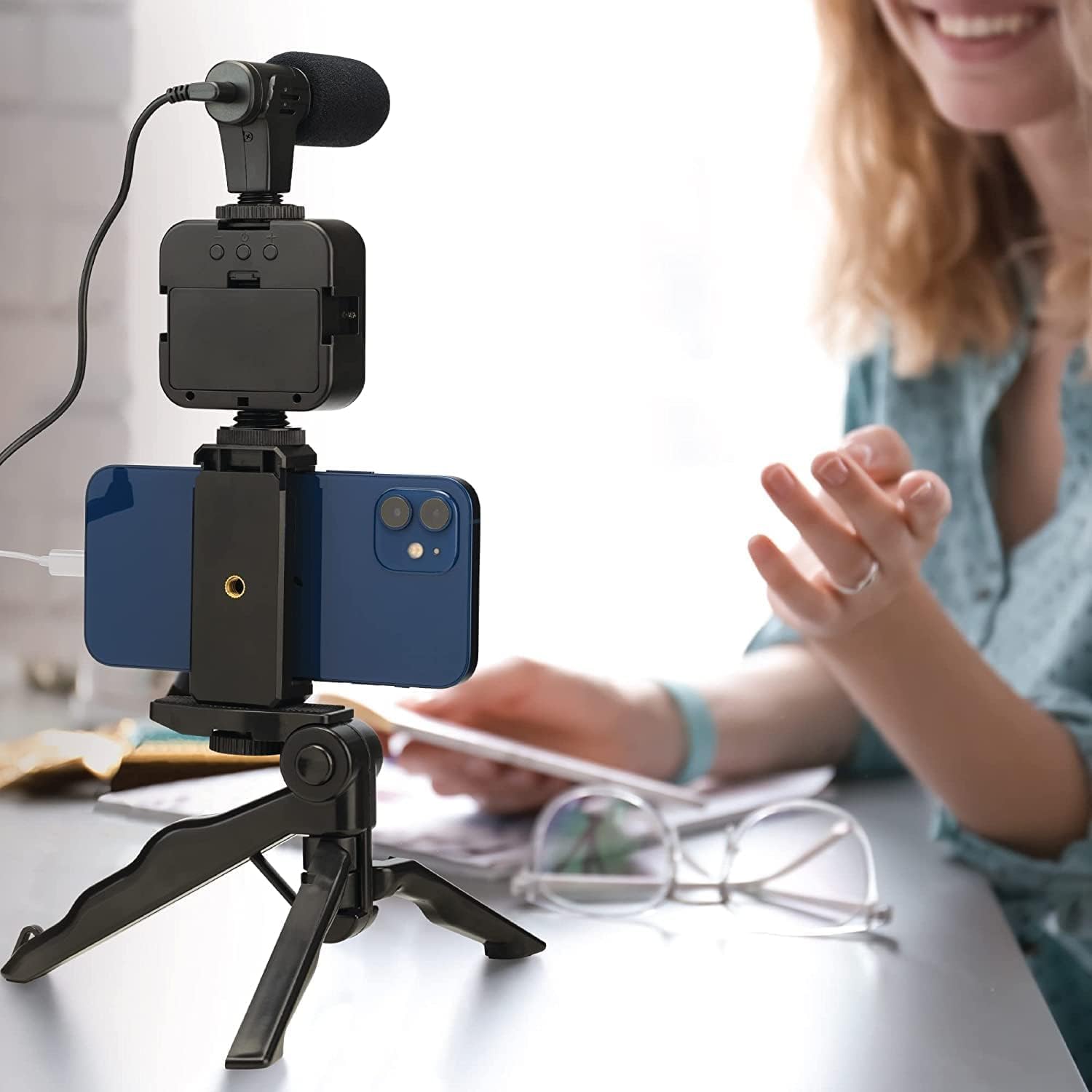 Kit de Vlogging 6 en 1 para Smartphone – Micrófono + Luz LED + Trípode